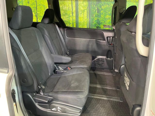 Toyota Voxy 9