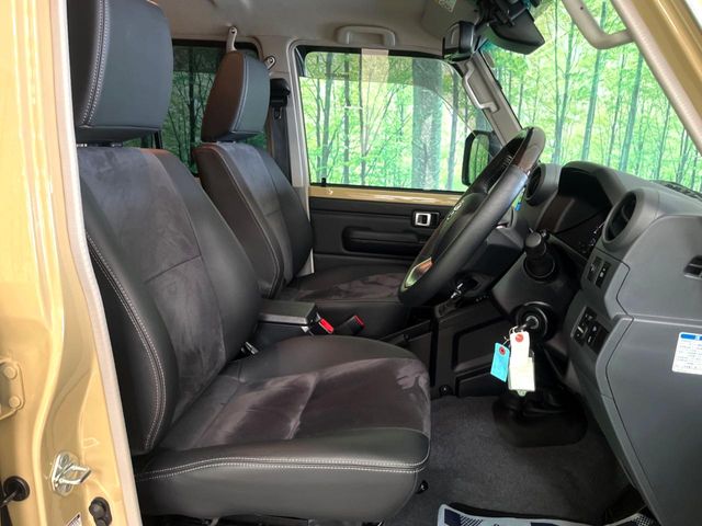 Toyota Land Cruiser 70 11