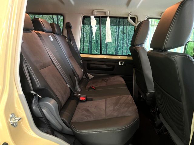 Toyota Land Cruiser 70 12