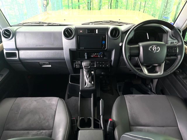 Toyota Land Cruiser 70 2