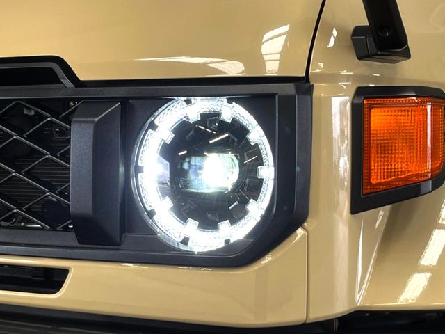 Toyota Land Cruiser 70 8