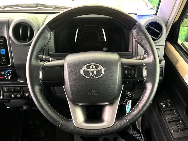 Toyota Land Cruiser 70 10