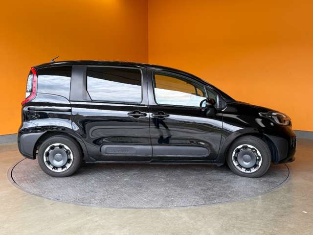 Toyota Sienta 9