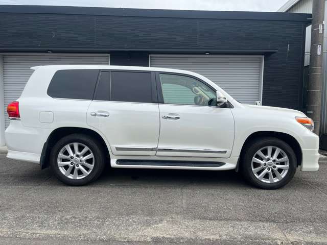 Toyota Land Cruiser 200 4