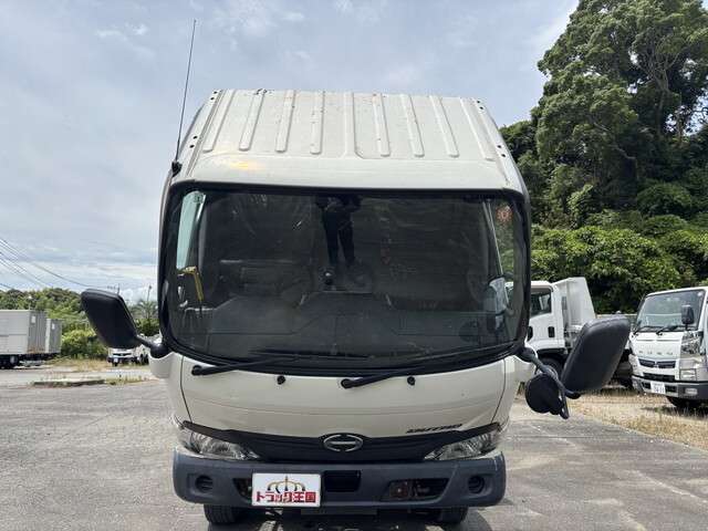 Hino Dutro 9