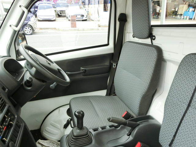 Nissan NT100 Clipper 6