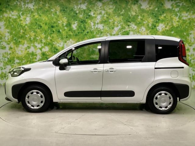 Toyota Sienta 4