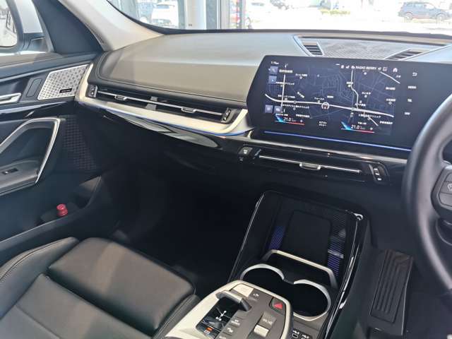 BMW iX1 11