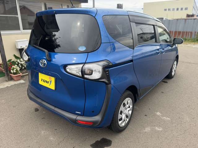 Toyota Sienta 4