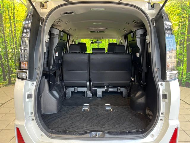 Toyota Voxy 11
