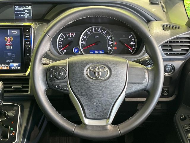 Toyota Voxy 12