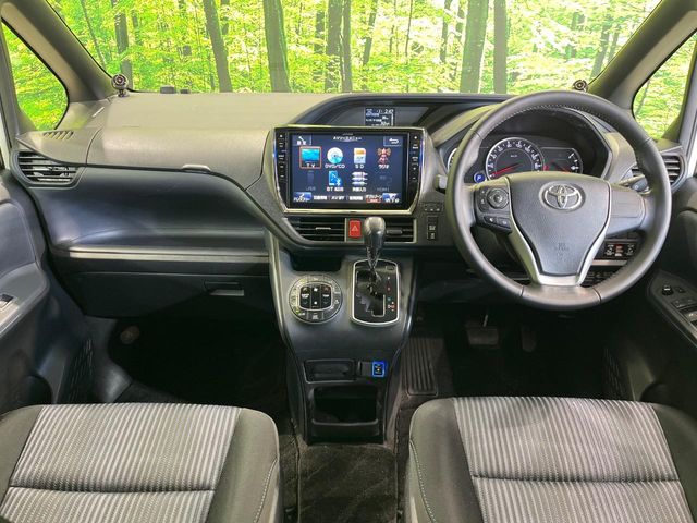Toyota Voxy 2