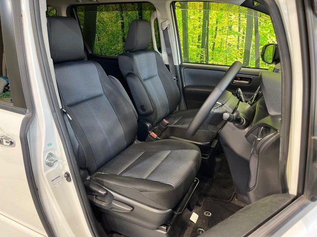 Toyota Voxy 8