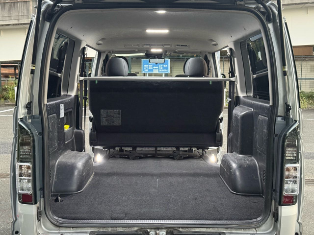 Toyota Hiace Van 4