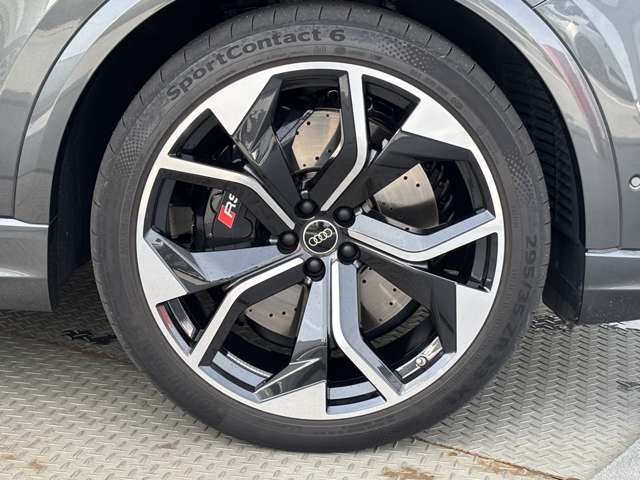 Audi RS Q8 12