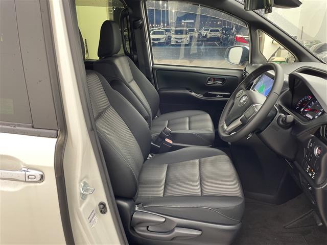 Toyota Voxy 8