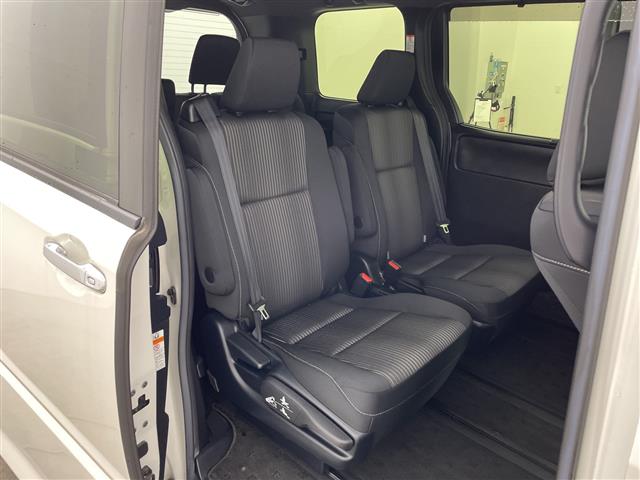 Toyota Voxy 9