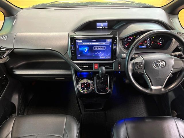 Toyota Voxy 2
