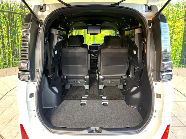 Toyota Voxy 12
