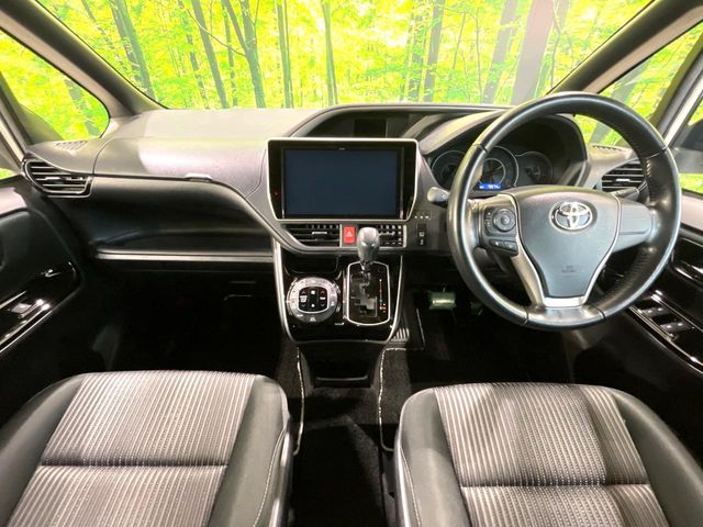 Toyota Voxy 2