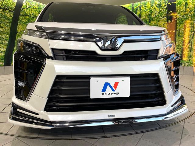 Toyota Voxy 3