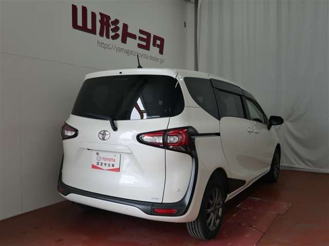 Toyota Sienta 4