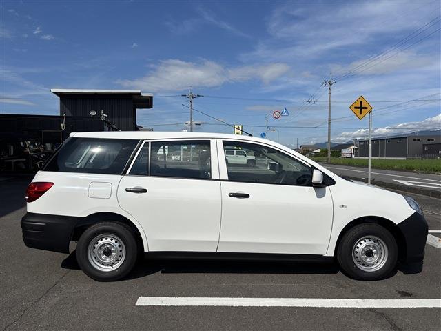 Nissan AD 5