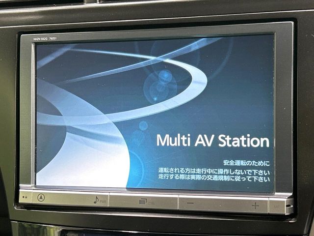 Toyota Prius α 3