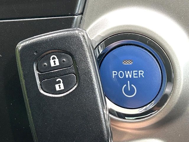 Toyota Prius α 4