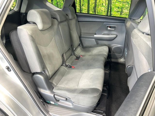 Toyota Prius α 8