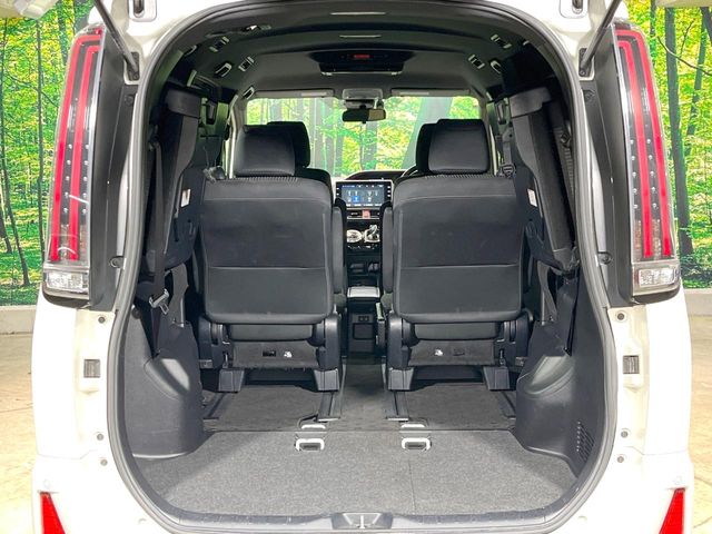 Toyota Noah 12