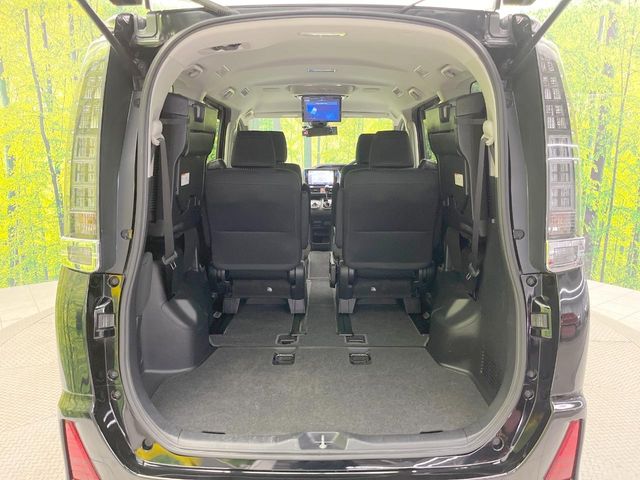 Toyota Voxy 11