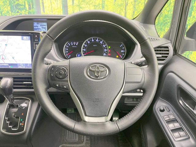 Toyota Voxy 12