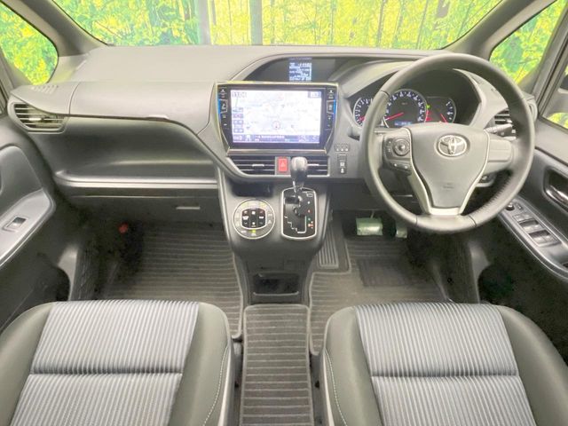 Toyota Voxy 2