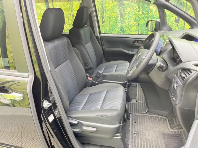 Toyota Voxy 8