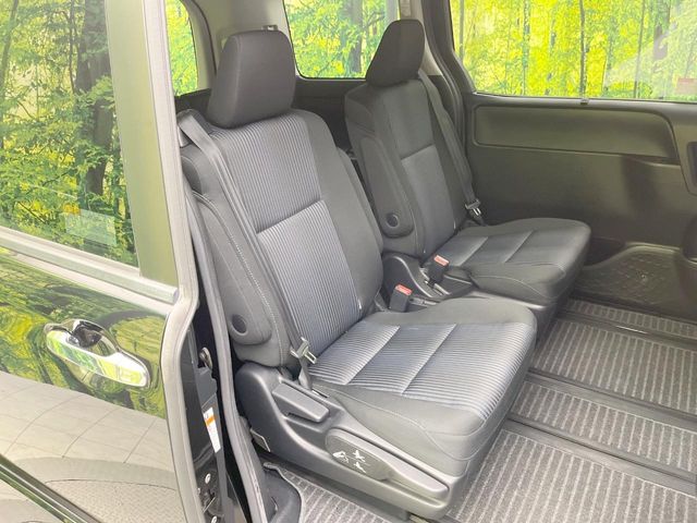 Toyota Voxy 9