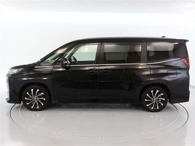 Toyota Noah 3