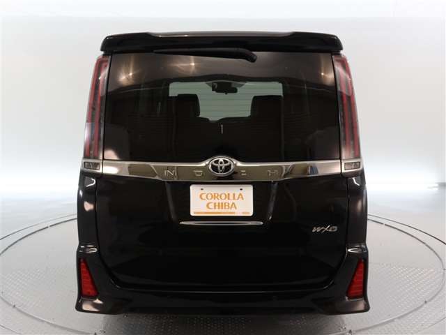 Toyota Noah 4
