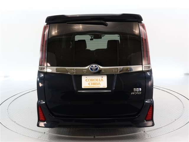 Toyota Noah 4