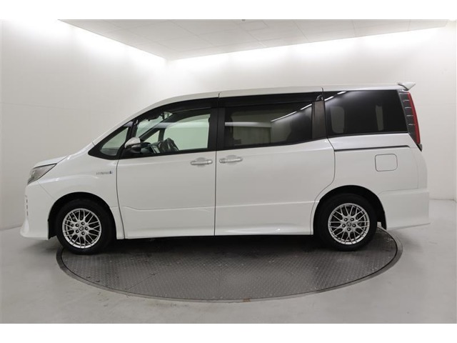 Toyota Noah 3