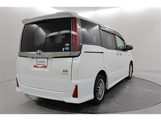 Toyota Noah 4