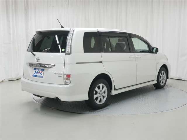 Toyota Isis 3