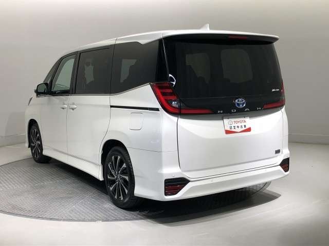 Toyota Noah 4