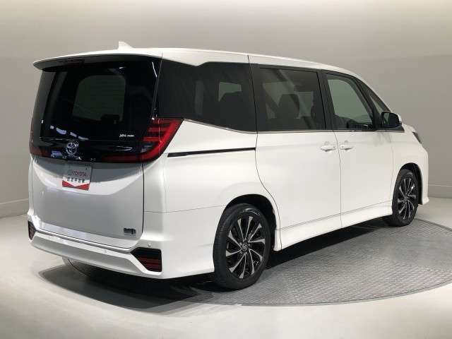 Toyota Noah 6
