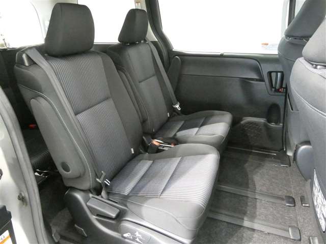 Toyota Noah 12
