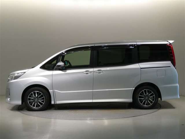 Toyota Noah 4