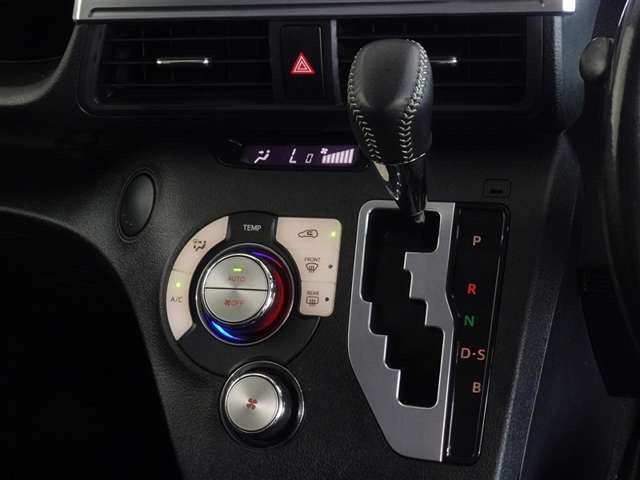 Toyota Sienta 11