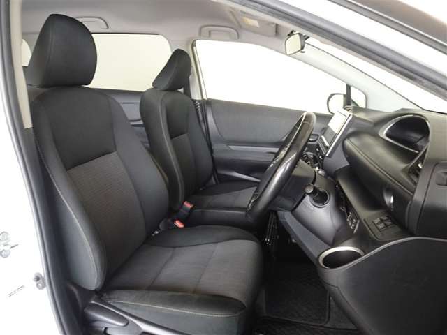 Toyota Sienta 4