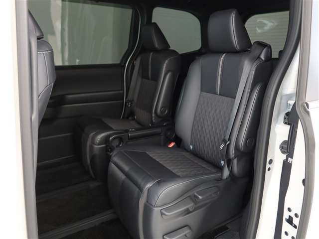 Toyota Noah 12