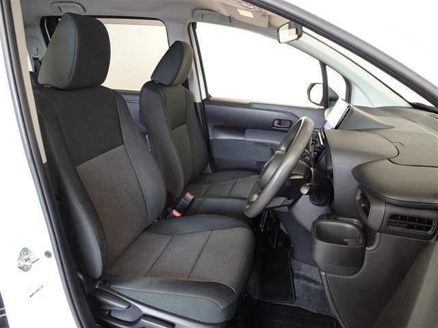 Toyota Sienta 4